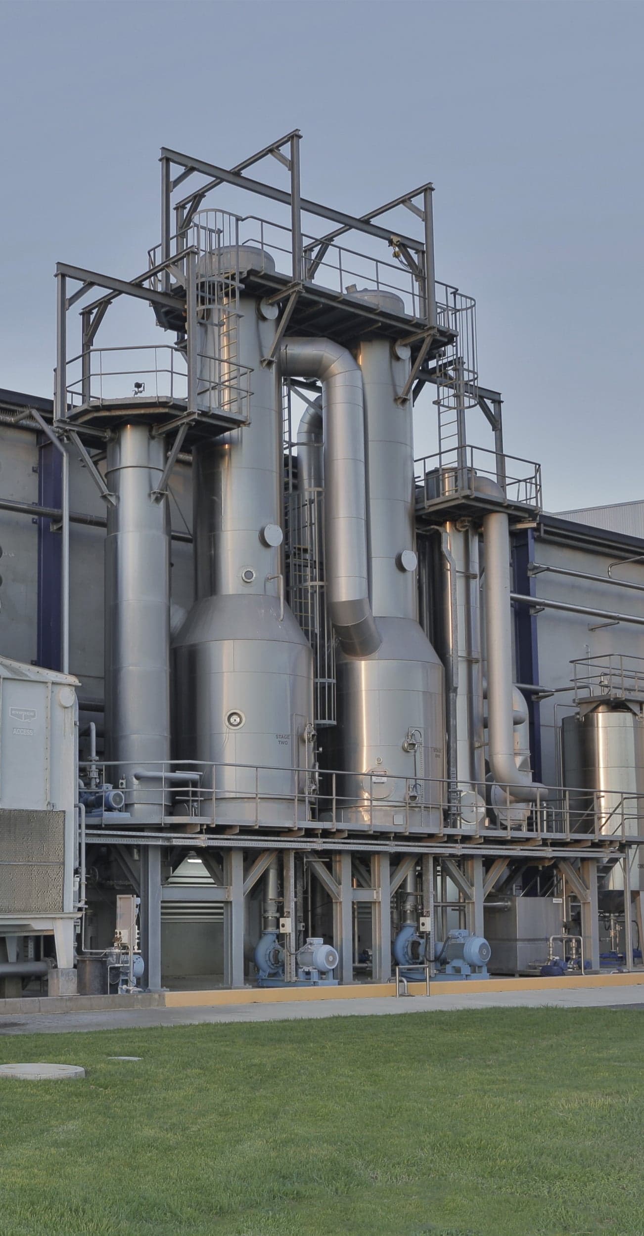 Emission treatment unit managing odour at the source